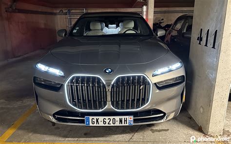 Détail du système de feux à deux étages de la BMW i7 avec cristaux Swarovski