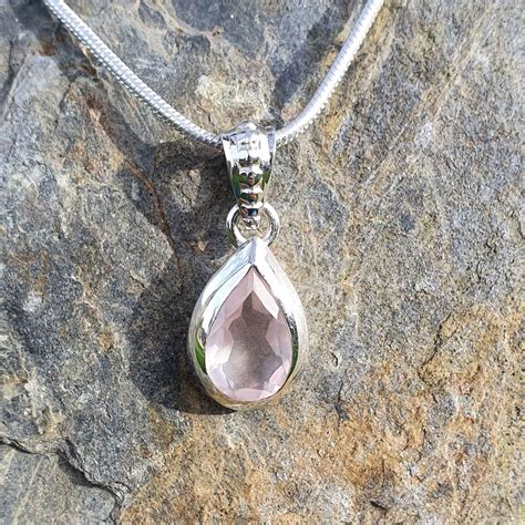 Pendentif en or jaune avec un quartz rose taillé en coussin, serti demi-clos