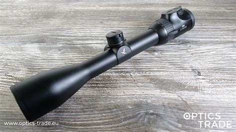 Comparaison côte à côte des lunettes Swarovski Z6i et Z8i.