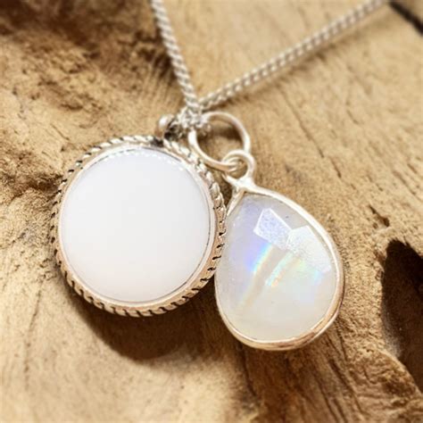 Image comparative montrant un bijou en lait maternel décoloré et abîmé à côté d'un bijou professionnel de haute qualité.