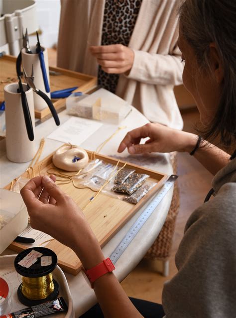 Photographie d'un atelier de création de bijoux, montrant des équipements professionnels et un environnement contrôlé.