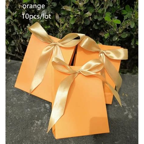Exemple de packaging cadeau Swarovski avec un sac premium et un nœud coloré