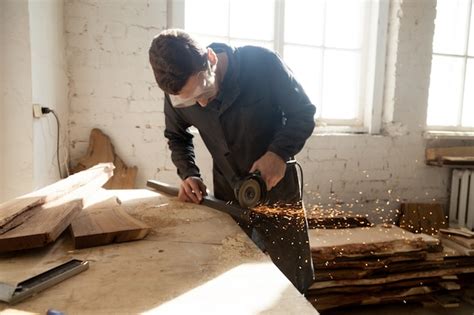 Photo d'un artisan travaillant sur un charm Pandora.