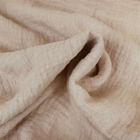 Gros plan sur la texture du lin lavé grenat, mettant en valeur sa douceur et sa qualité.