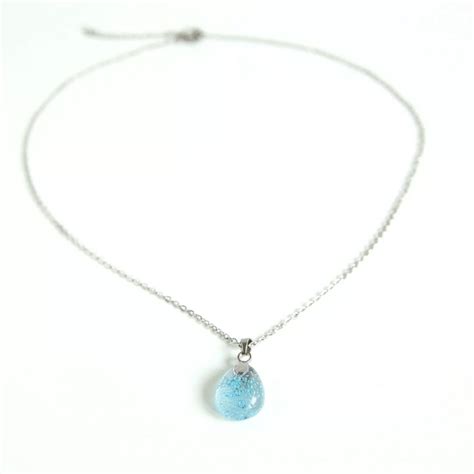 Collier avec pendentif en forme de goutte d'eau serti d'une pierre taillée briolette