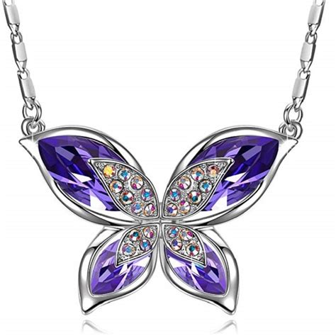 Illustration d'un collier pendentif papillon Swarovski avec des cristaux roses et verts sur une chaîne dorée