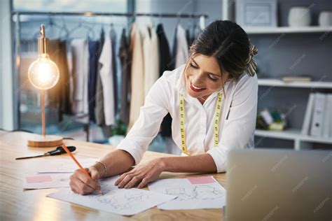 Photographie d'une jeune créatrice de bijoux travaillant dans son atelier
