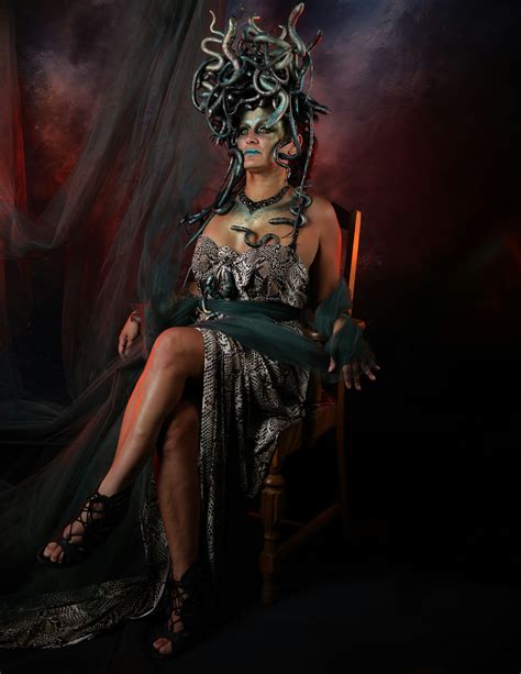 représentation artistique de Méduse avec des serpents dans les cheveux