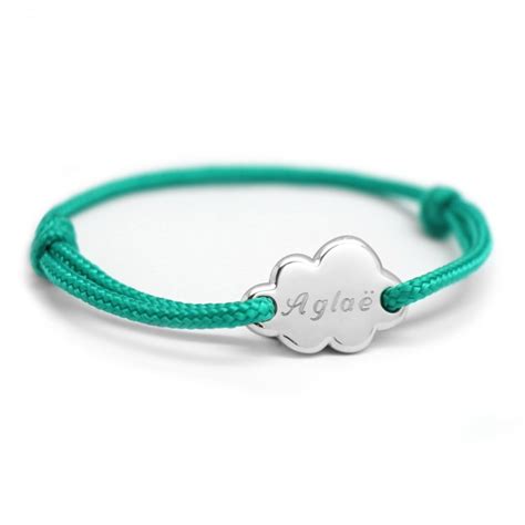 Exemples de bracelets enfants en cordon de différentes couleurs avec des médailles personnalisées.