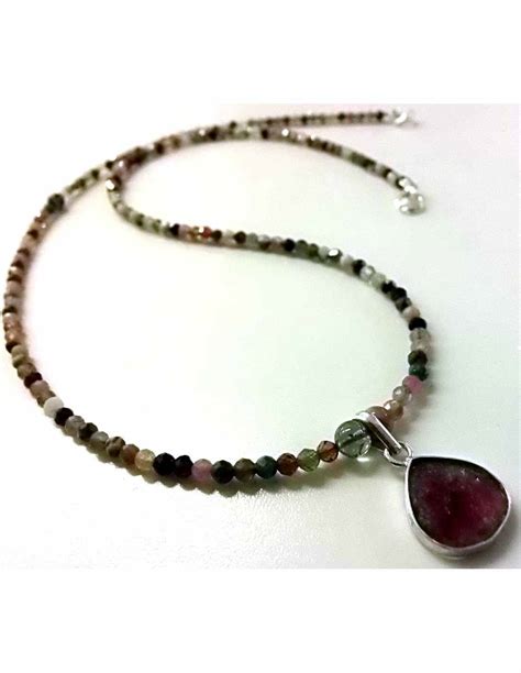Collier élégant avec une tourmaline melon d'eau centrale, entourée de petites pierres précieuses.