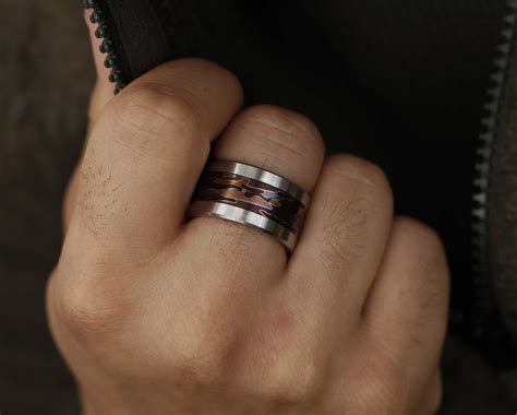 Une collection de bagues pour hommes, incluant des modèles sobres en or et des designs plus travaillés