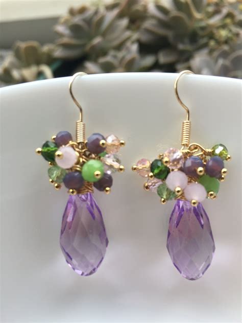 Une sélection variée de boucles d'oreilles en cristal Swarovski, mettant en avant différentes formes et styles.