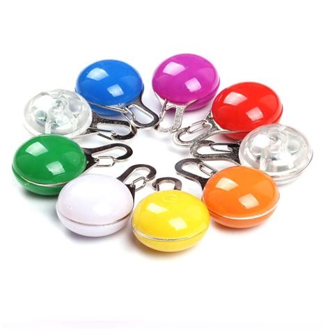 Photo du pendentif lumineux de différentes couleurs, accroché à un collier de chien.