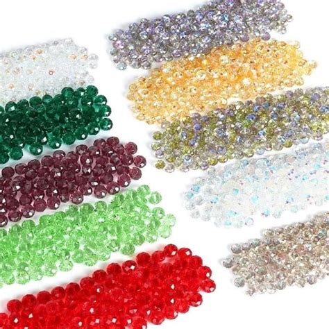 Collection de perles en verre de différentes couleurs et textures, incluant des perles feuille d'argent et des perles lampwork.