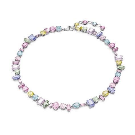 Photographie d'un collier Swarovski élégant avec des cristaux scintillants sur un fond neutre.