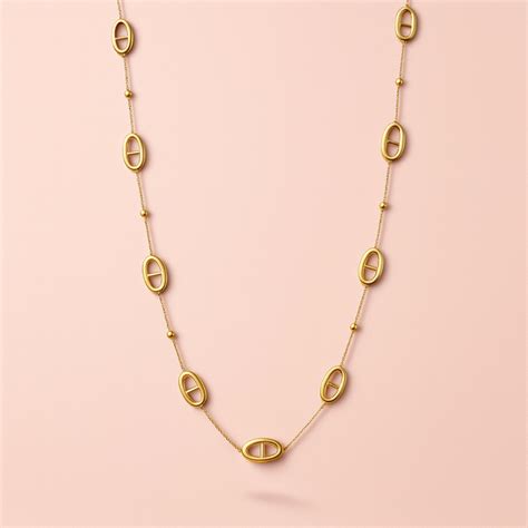 Comparaison visuelle entre un collier doré et un collier argenté, mettant en avant leur style différent.