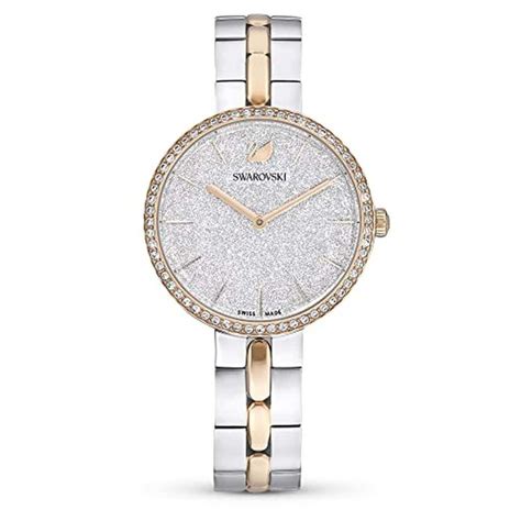 Gros plan sur une montre-bracelet Swarovski ornée de cristaux