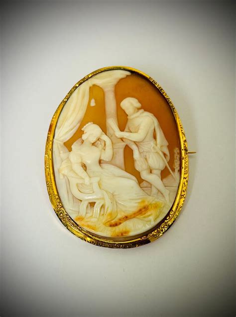 Gravure en bas-relief d'un camée sur coquillage