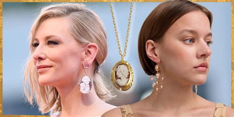 Collage de célébrités portant des bijoux camée