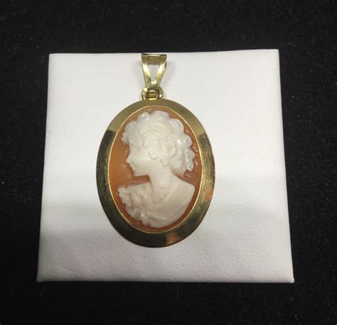 Exemple de style minimaliste avec un pendentif camée