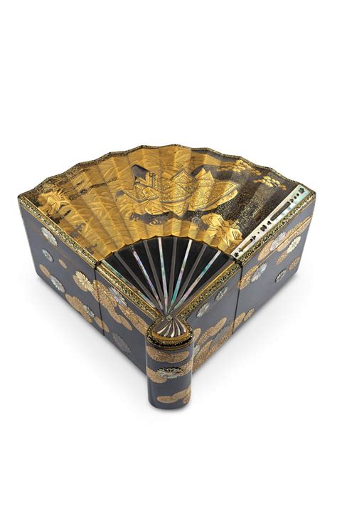 Exemple de boîte contemporaine incrustée de 5604 pierres semi-précieuses