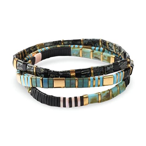 Collection de bracelets en perles Diesel pour homme, montrant la variété des designs et des pierres.