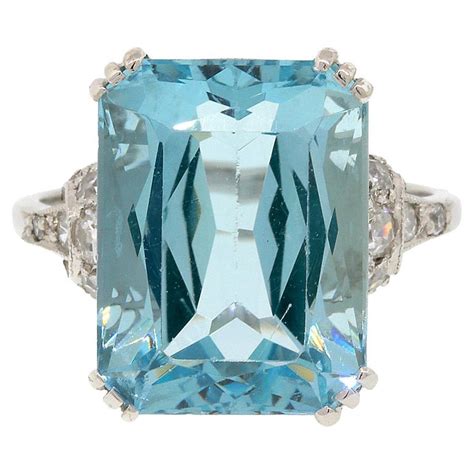 Schéma technique détaillant les dimensions d'une bague avec aigue-marine et diamants