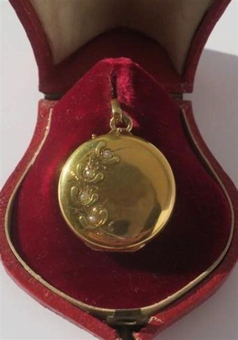 Représentation d'un ancien bijou funéraire orné de perles