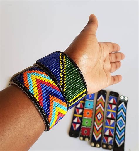 Exemple de bracelet Zoulou traditionnel aux motifs colorés