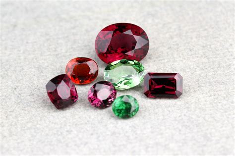 Collage de différentes pierres de grenat de diverses couleurs : rouge, vert, orange, rose, violet