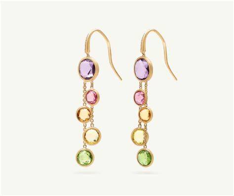 Une sélection de bijoux fantaisie ornés de diverses pierres fines colorées.