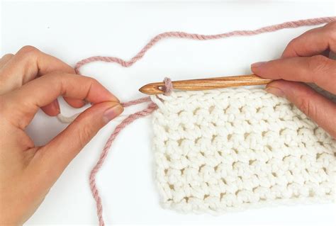 Photo montrant un ouvrage de crochet en cours avec les rangs visibles, illustrant l'effet des augmentations