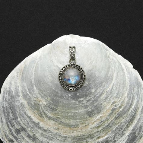 Bijoux en pierre de lune arc-en-ciel mettant en valeur ses reflets multicolores