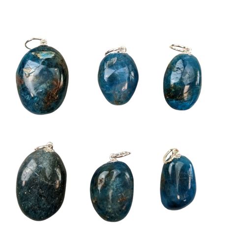 Collier avec pendentif en apatite bleue.