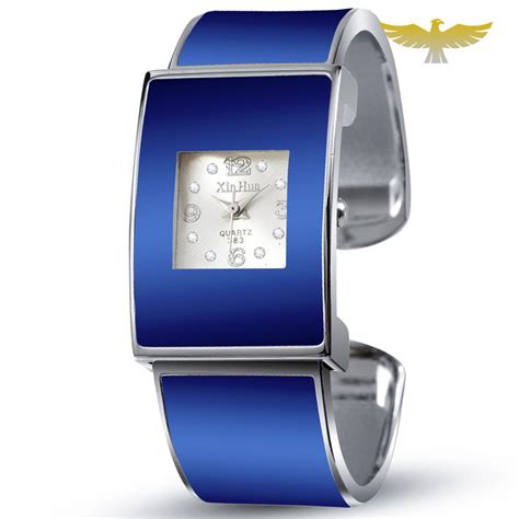 Schéma illustrant le concept d'une montre sans fermoir avec un bracelet extensible.