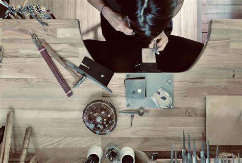 Atelier de joaillerie avec des outils traditionnels et des bijoux en cours de création