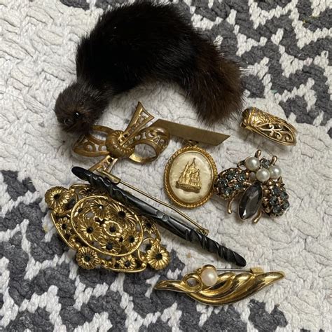 Photographie d'une sélection variée de broches anciennes aux styles et matériaux différents