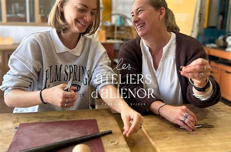 Groupe de personnes participant à un atelier de création de bijoux, souriant et concentré.