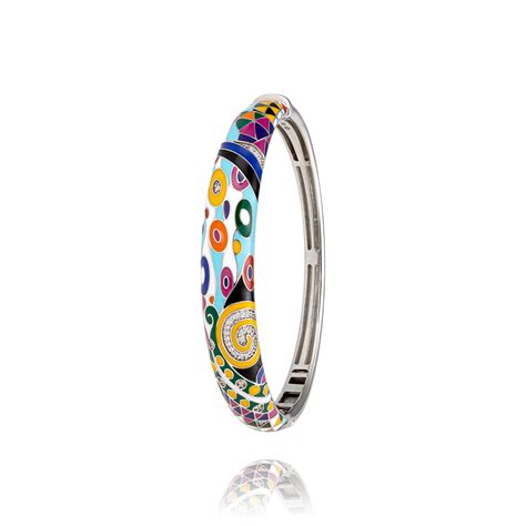 Exemple d'emballage cadeau de la marque Una Storia avec un bracelet jonc en argent.