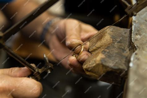Joaillier travaillant sur une bague dans son atelier
