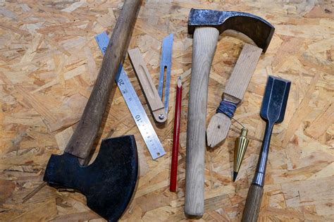 Composition de divers outils traditionnels et modernes utilisés par un bijoutier-joaillier.