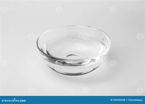 Image d'un bol rempli d'eau salée avec une pierre d'œil de tigre.