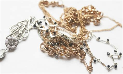 illustration montrant l'utilisation d'une aiguille pour démêler un collier