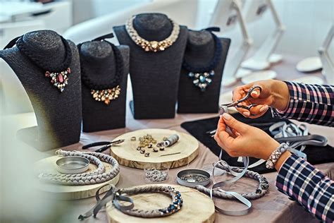 Showroom d'un bijoutier-joaillier à Dijon présentant des créations sur-mesure.