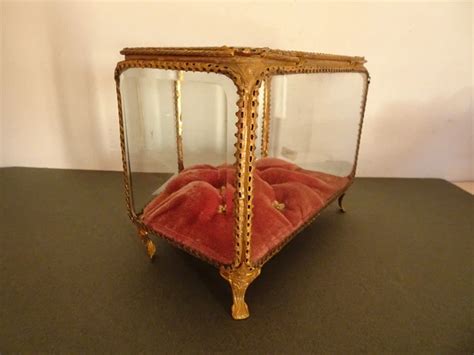 Coffret porte-bijou Napoléon III en verre biseauté et laiton doré avec tapis rouge intérieur