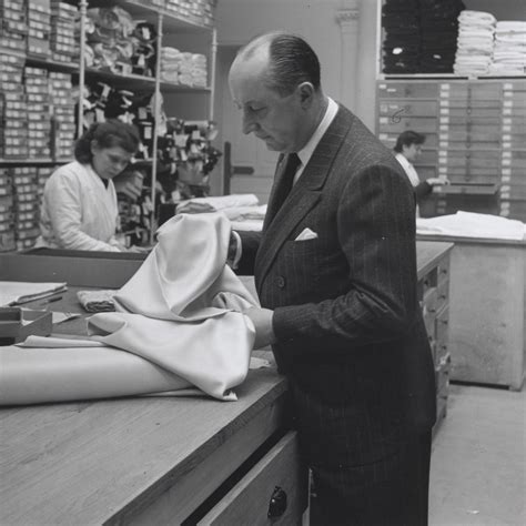 Portrait de Christian Dior dans son atelier