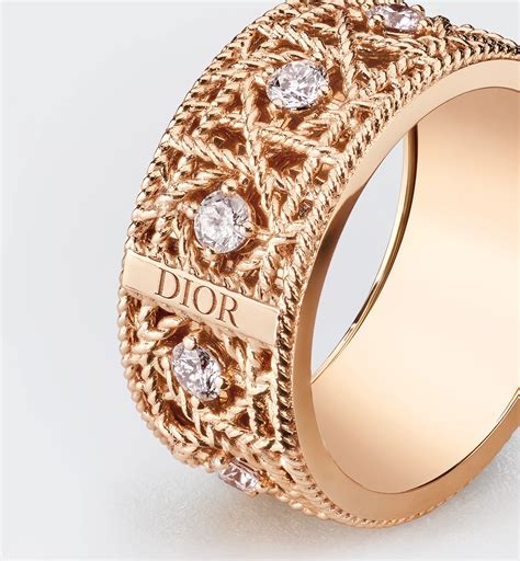 Une bague Dior ornée d'un motif floral