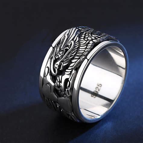 Illustration d'une bague dragon stylisée en argent avec des motifs asiatiques