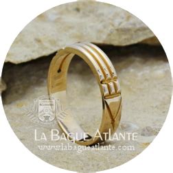 Une bague atlante ornée de motifs géométriques complexes, mettant en avant son caractère mystique et ancien.