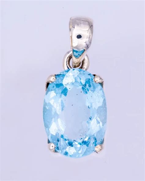 Pendentif en topaze bleue, symbolisant la clarté et la communication